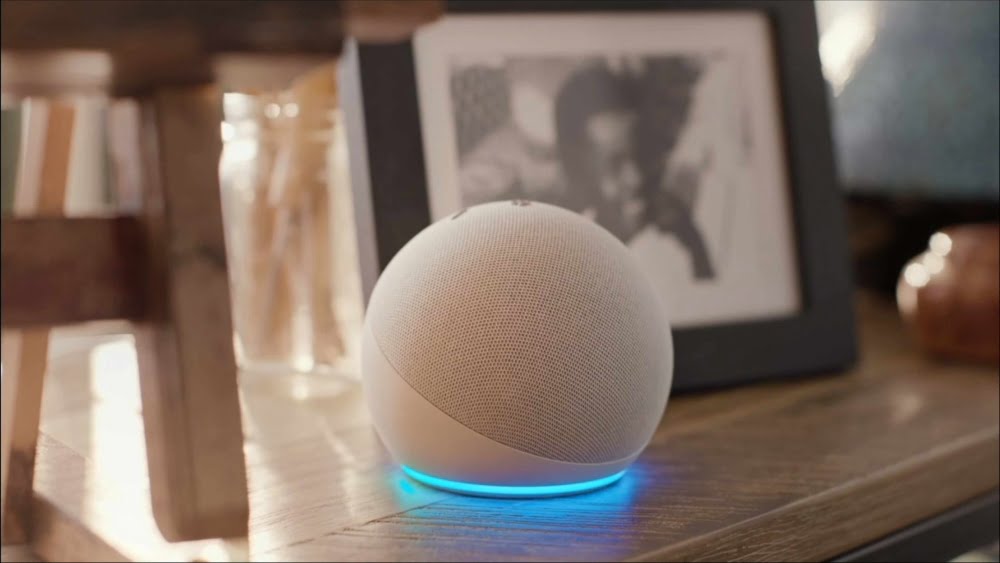 Der neue Echo 4 Smart Speaker in weiß.