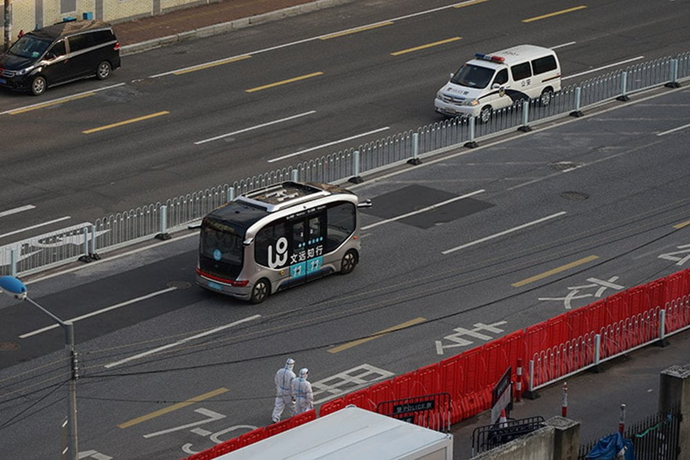 Ein autonom fahrender Kleinbus von WeRide f&auml;hrt auf einer Stra&szlig;e in Guangzhou w&auml;hrend einer COVID-19-Quarant&auml;ne.