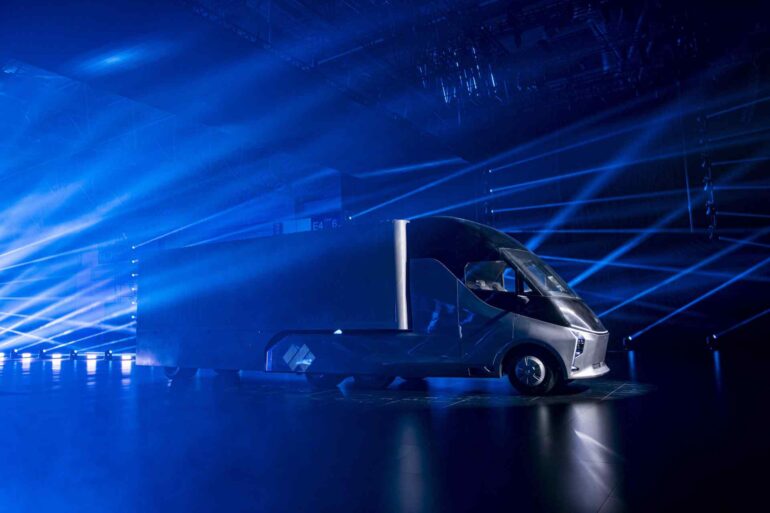 Mit einem futuristischen Look l&auml;utet Baidu das Zeitalter der &bdquo;Robot-Trucks&ldquo; ein. Was kann der autonom fahrende Lkw des KI-Giganten?