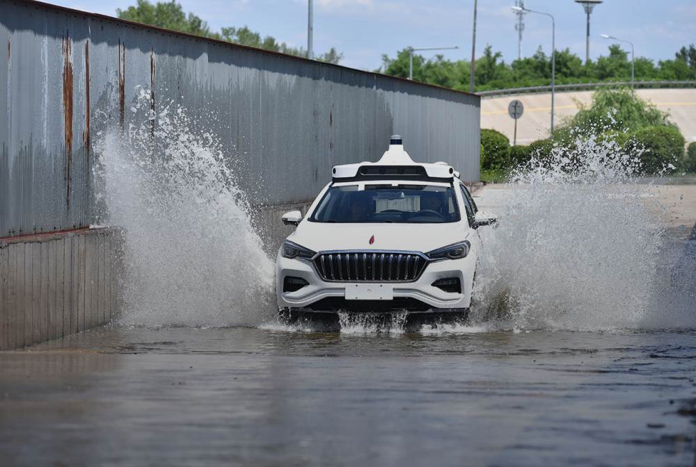 Ein autonom fahrendes Auto mit Baidus Apollo-Technologie fährt durch Wasser.