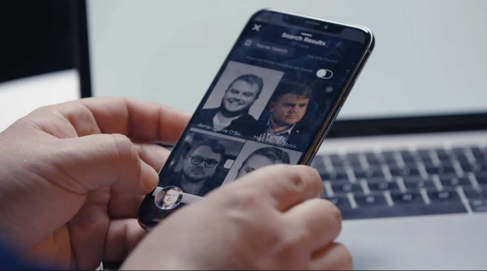 Die Gesichtserkennungs-App Clearview auf einem Smartphone.