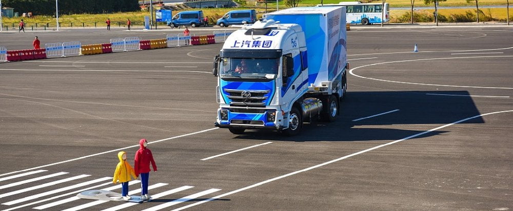 Ein autonom fahrender Lkws mit Hesai-Lidar-Sensoren auf einer Teststrecke.