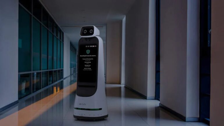 Nachts geht LGs autonom fahrender CLOi GuideBot auf Patrouille.