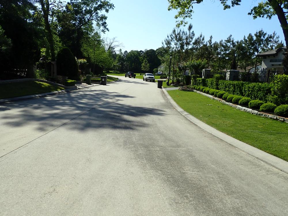 Die Unfallstraße in Texas verfügt über keine Spurllinien zur Fahrbahntrennung