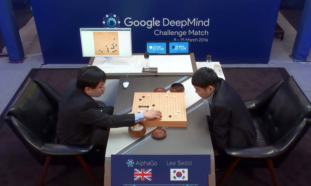 Alpha Gos Triumph über Lee Sedol war nur möglich, weil die KI die Spielsteine nicht selbst platzieren musste. Das zeigt ein aktuelles Experiment von Deepmind. | Bild: Deepmind (Screenshot)