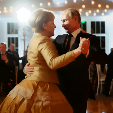 Synthetisch generiertes Bild von Merkel und Trump, die miteinander tanzen. Dieses Bild ist eine KI-Fälschung.