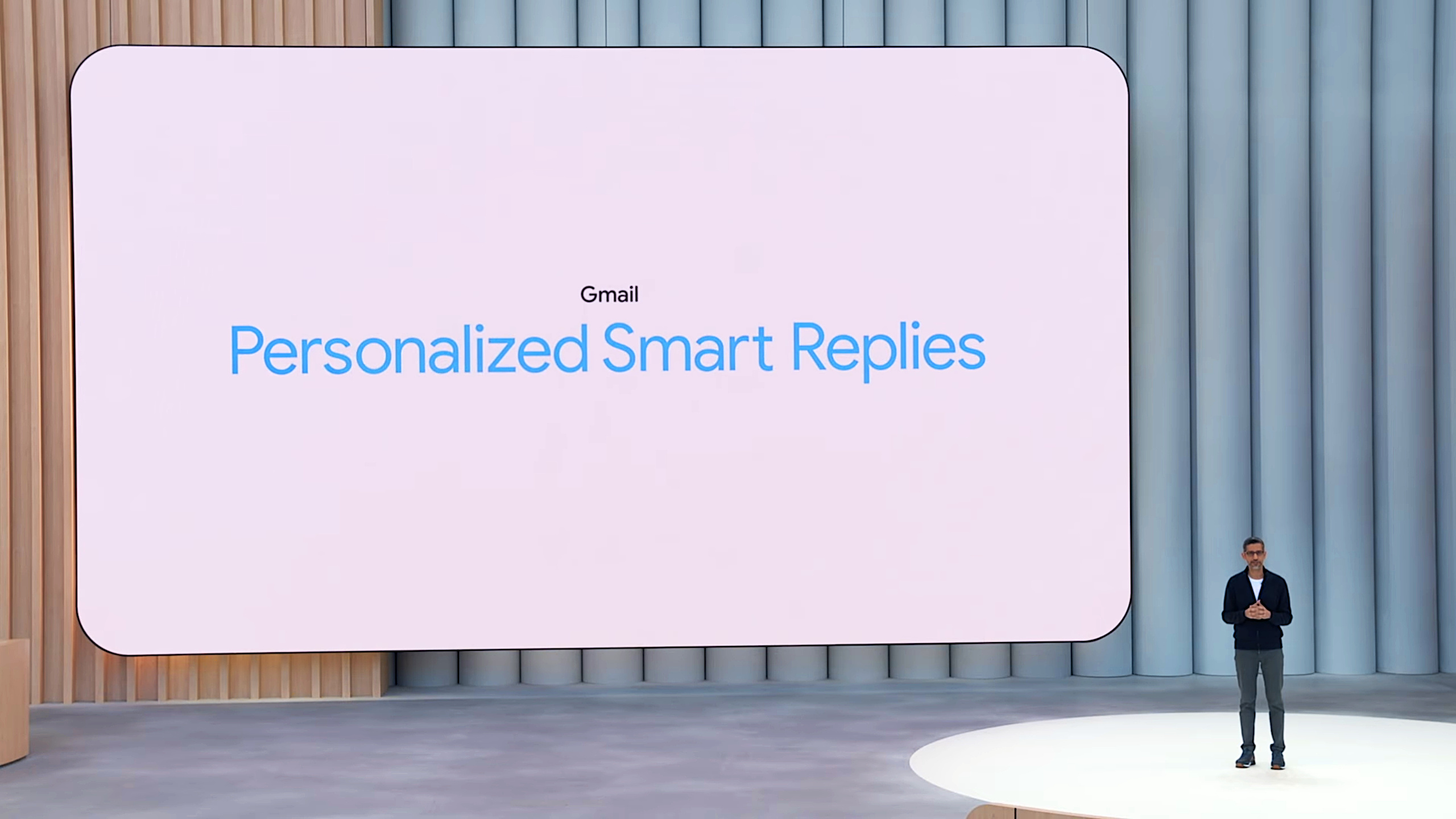 Sundar Pichai erscheint auf der Bühne neben der Folie mit den persönlichen intelligenten Antworten auf der Google I/O 2025.
